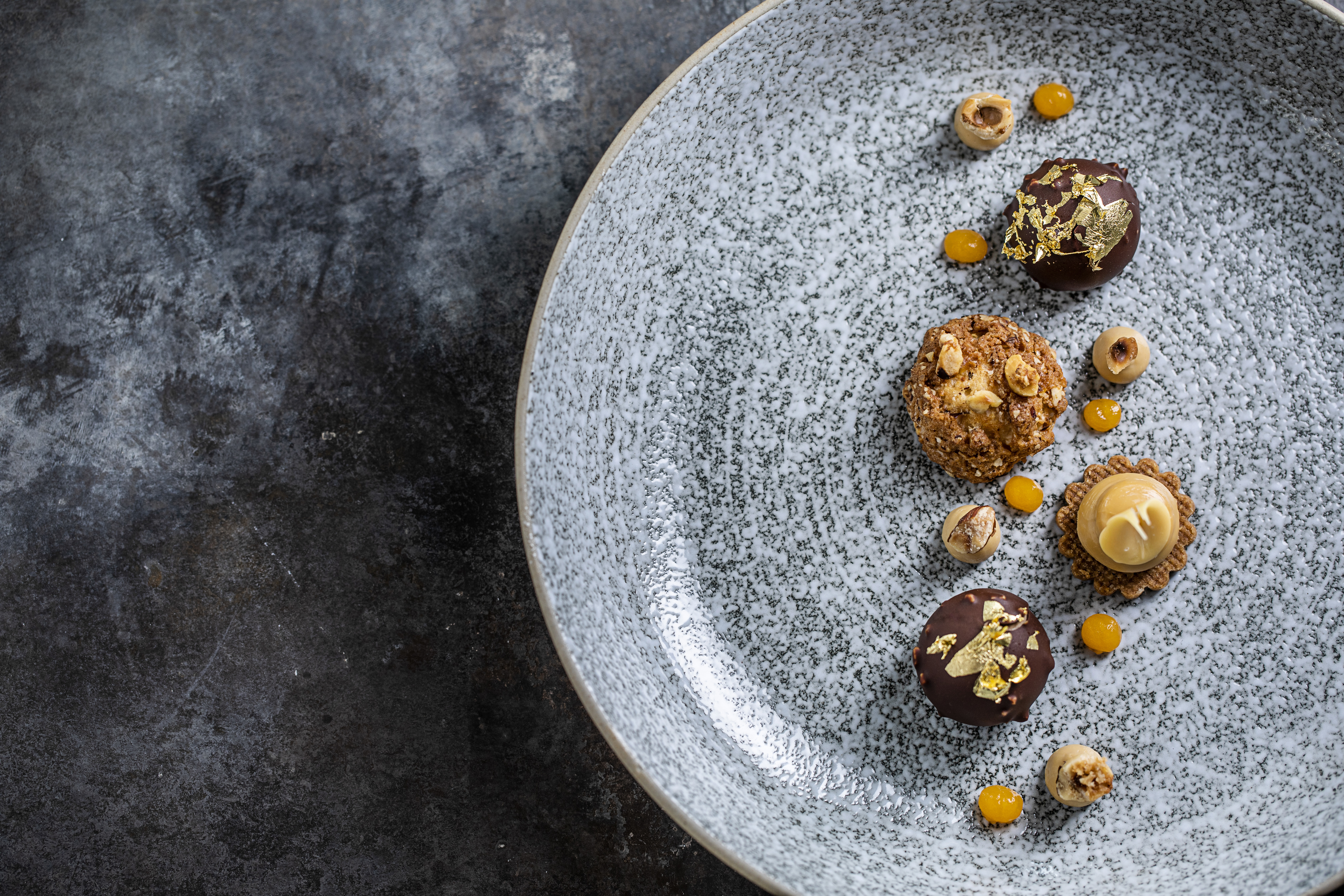 Karamelmousse med chokolade og bladguld