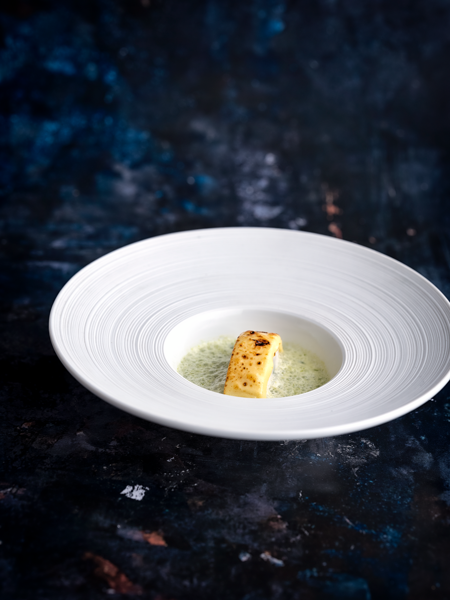 Saltet og pocheret helleflynde med gratineret ost og porresauce
