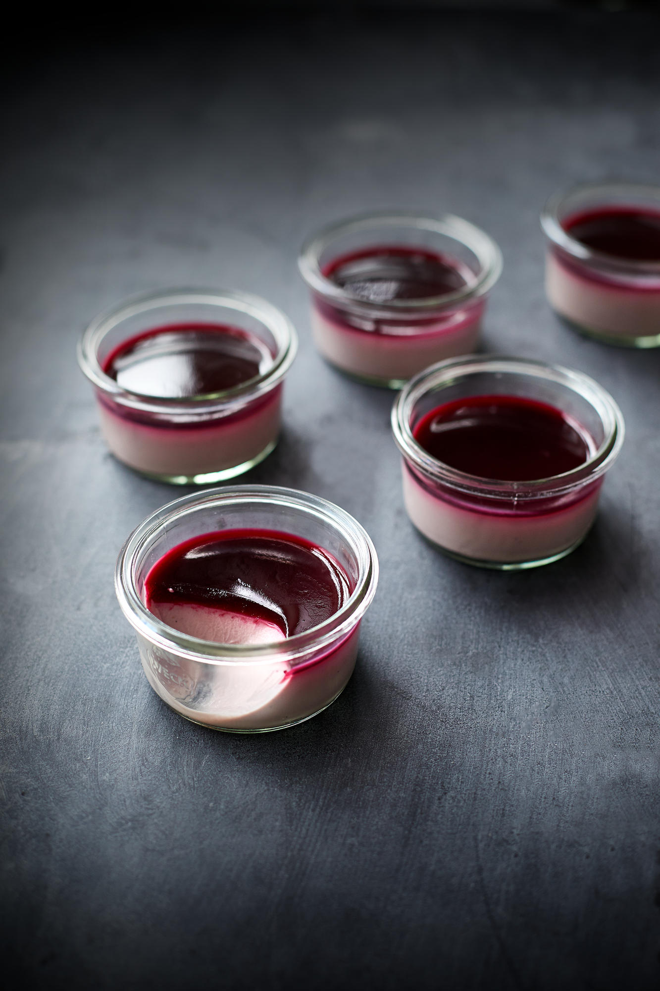 Panna cotta med solbærgelé