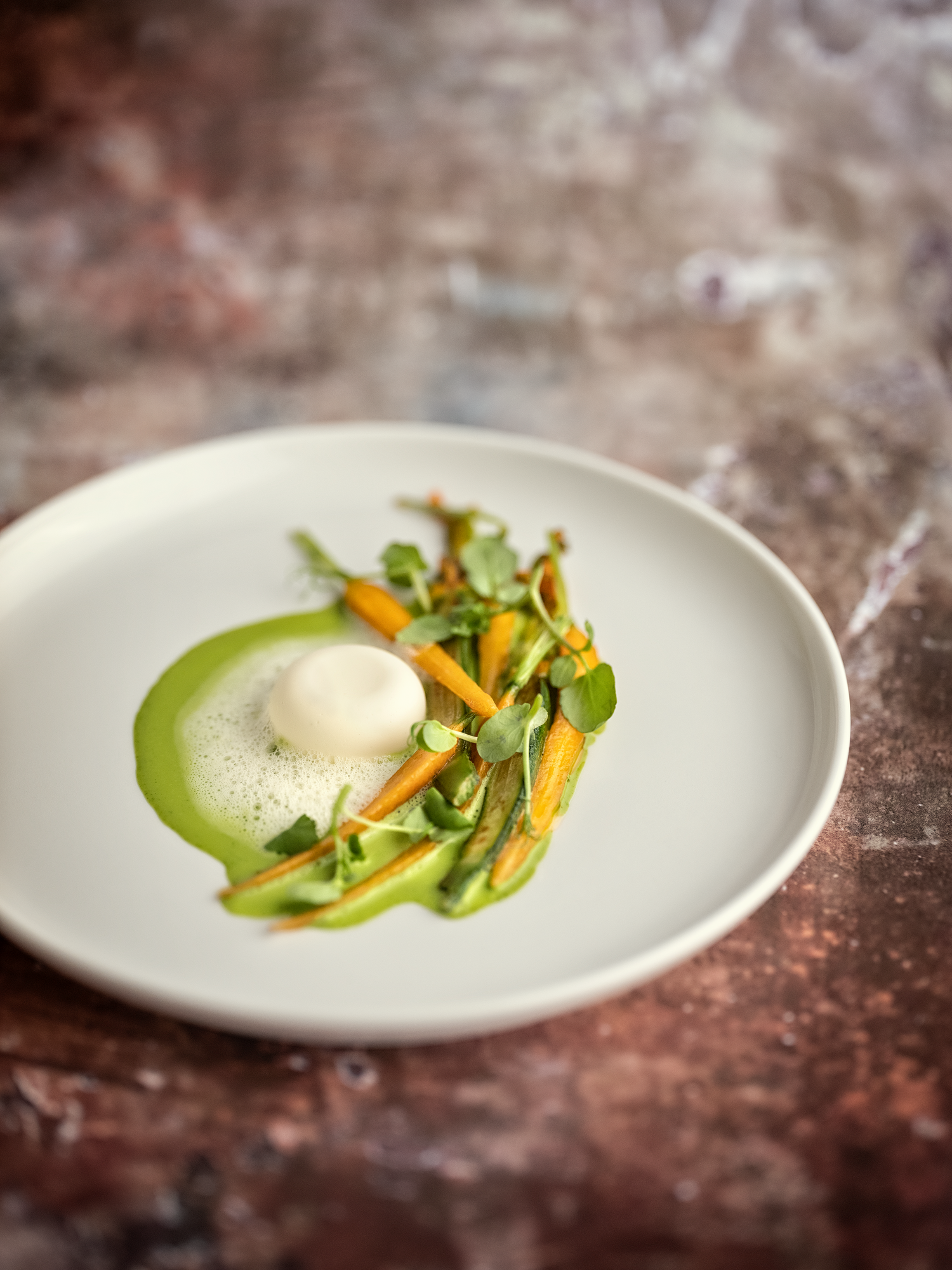 Ostemousse med persillecreme, stegte gulerødder og urter