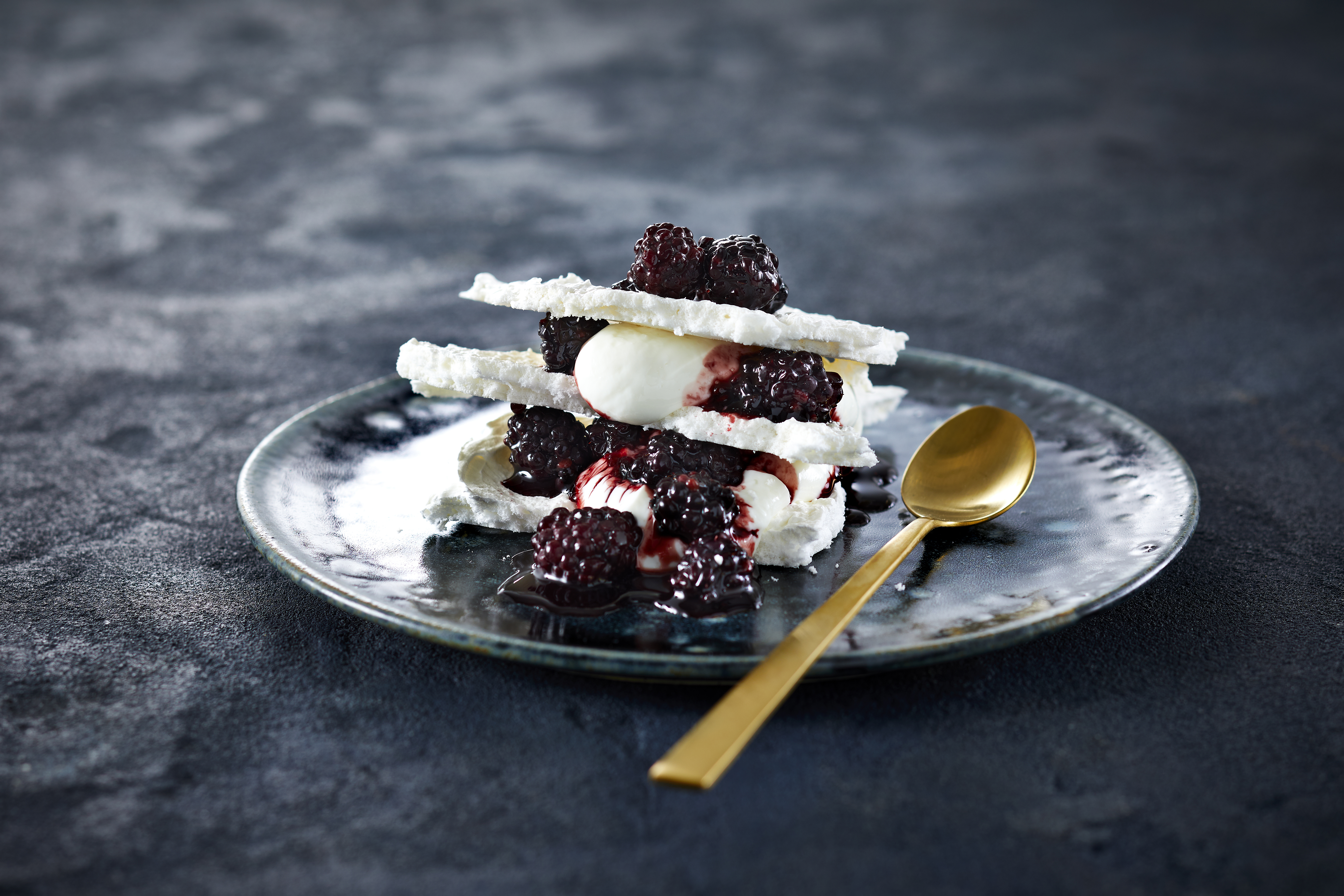 "Let som skyr" - marengs med skyr og brombærkompot